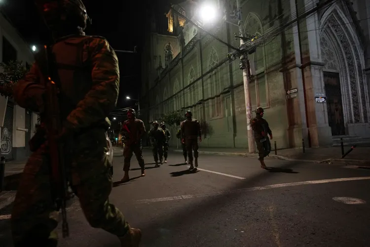 警方之前掃蕩監獄中的武器，連串攻擊事件應為幫派的反擊。美聯社