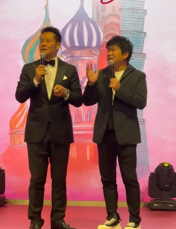 胡瓜（右）昨晚在徐乃麟長子婚宴上，都是綜藝主持人的2人，互動頗為爆笑。翻攝紫智屏臉書