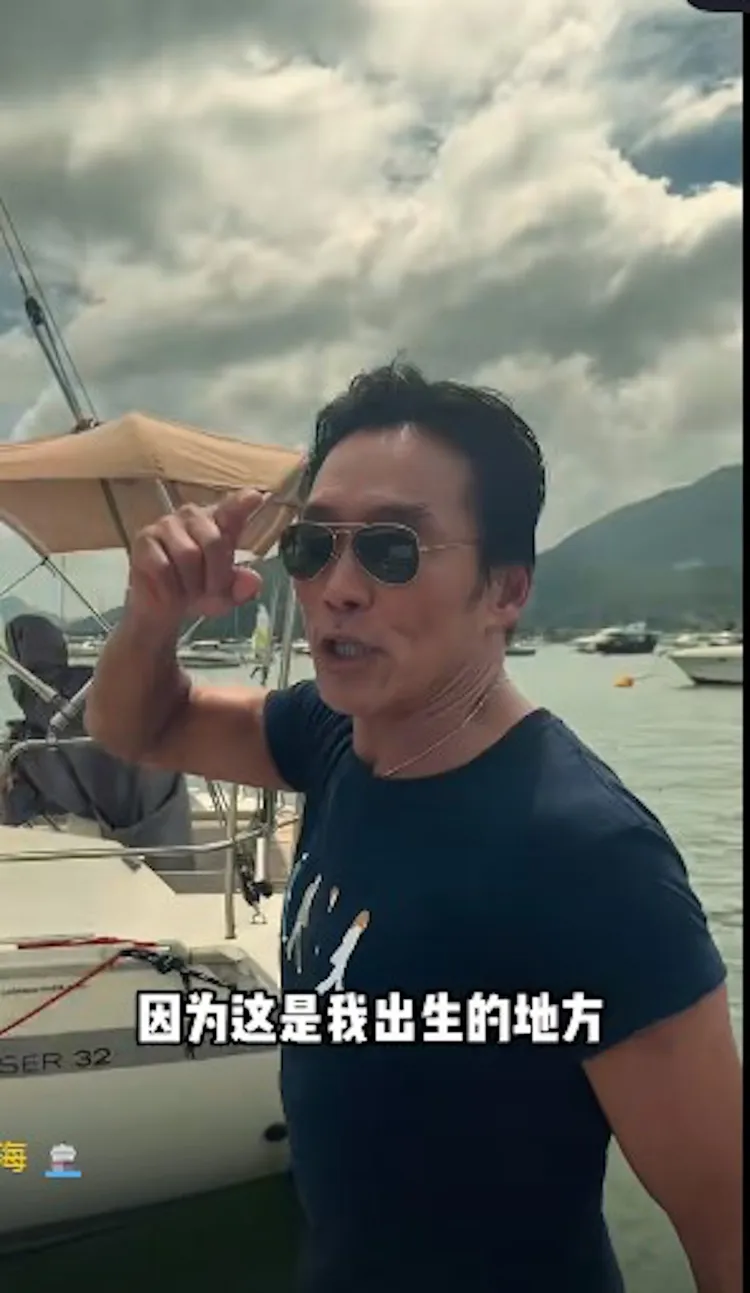 鄭浩南日前與朋友坐船出遊，他興奮地表示每次回到香港都好開心，「因為這是我出生的地方。」翻攝抖音