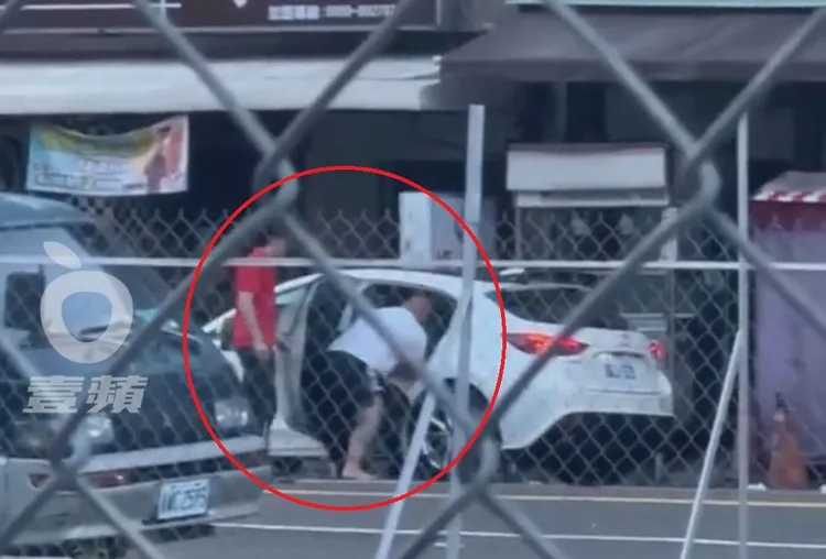女子被白衣壯漢當街塞進轎車後座。翻攝自