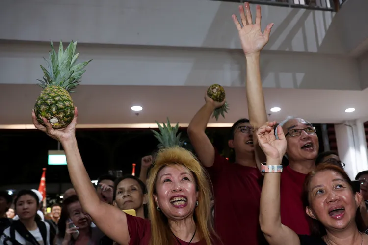 支持者高舉「鳳梨」。路透社