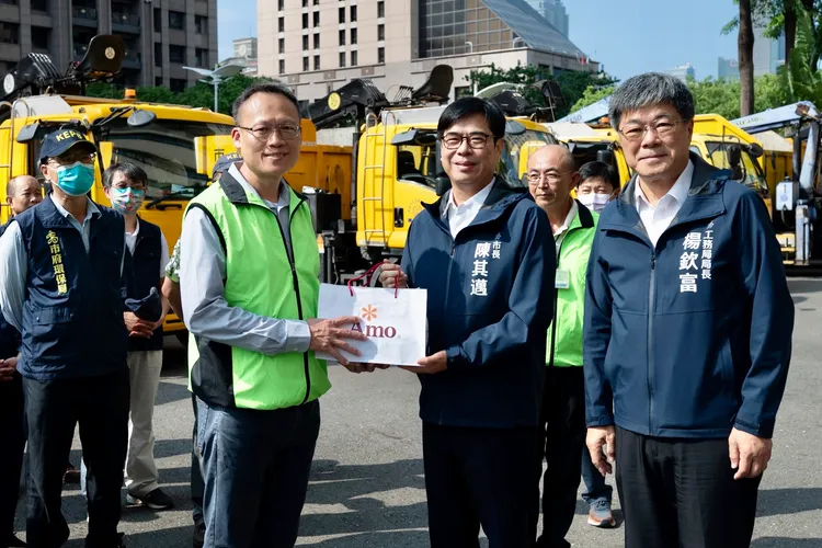 市長陳其邁率領市府團隊在四維行政中心府前廣場慰勞支援台東團隊。市府提供