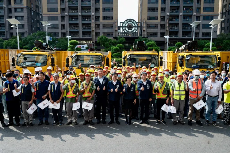 市長陳其邁率領市府團隊在四維行政中心府前廣場慰勞支援台東團隊。市府提供
