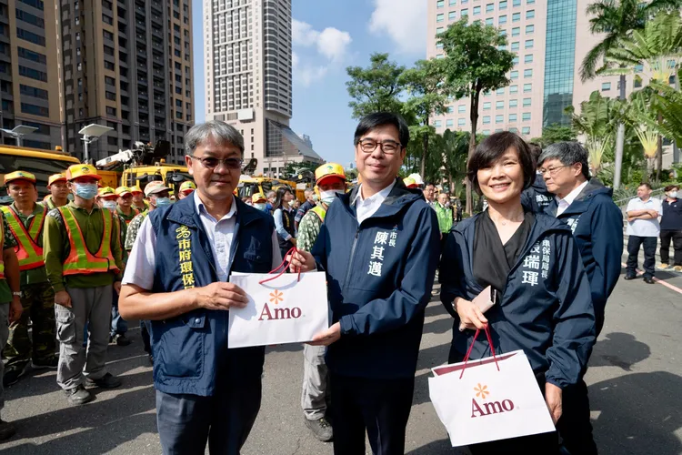 市長陳其邁率領市府團隊在四維行政中心府前廣場慰勞支援台東團隊。市府提供