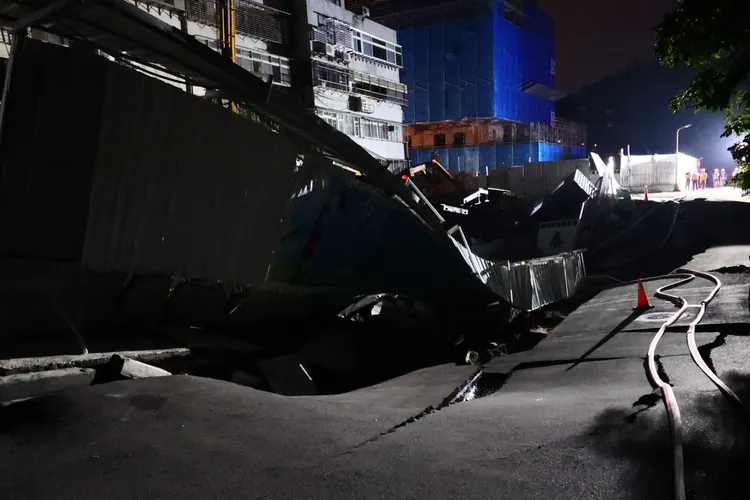 大直建案基地崩塌導致隔鄰六棟大樓傾斜。彭欣偉攝