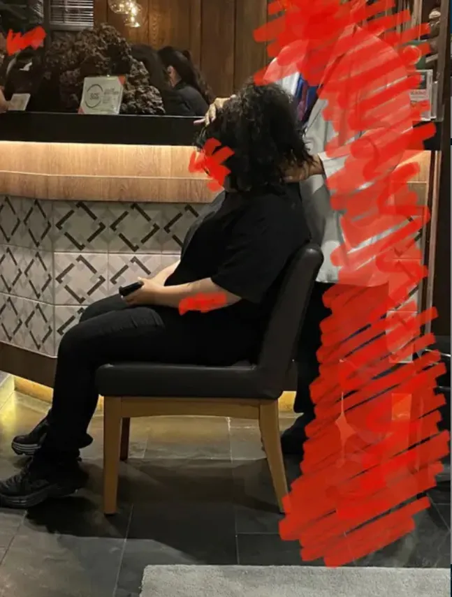 插隊的女店員當下閉眼享受，絲毫不甩排隊客人苦候空等。翻攝自論壇Dcard