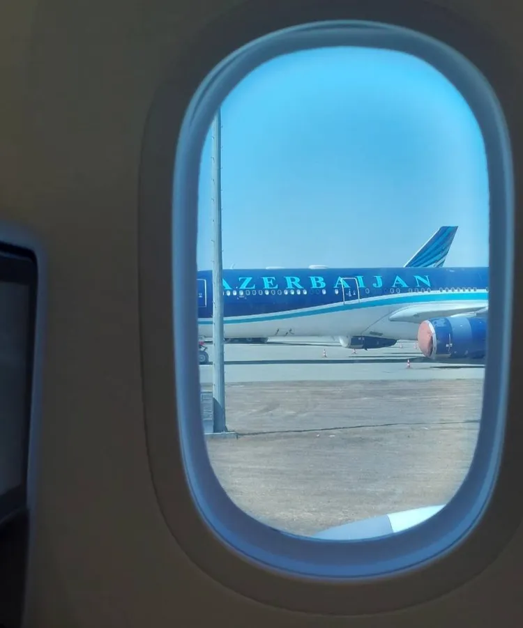 乘客在機艙內拍攝巴庫機場。讀者提供