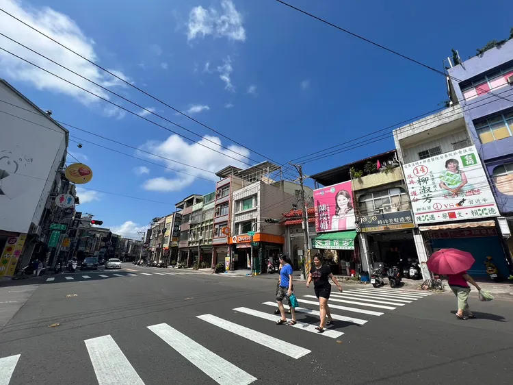 建案鄰近哈囉市場，周邊就是左營大路商圈。葉家銘攝