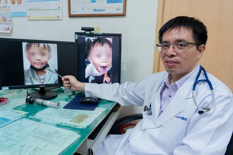 光田醫院兒科江國樑醫師說，「黑毛舌」症狀是臨時且無害的口腔狀況，透過治療可完全復原。院方提供