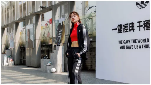 9m88穿小短衣熱唱炫腹 頂新頭銜樂喊潮鞋「終於不用存錢買」