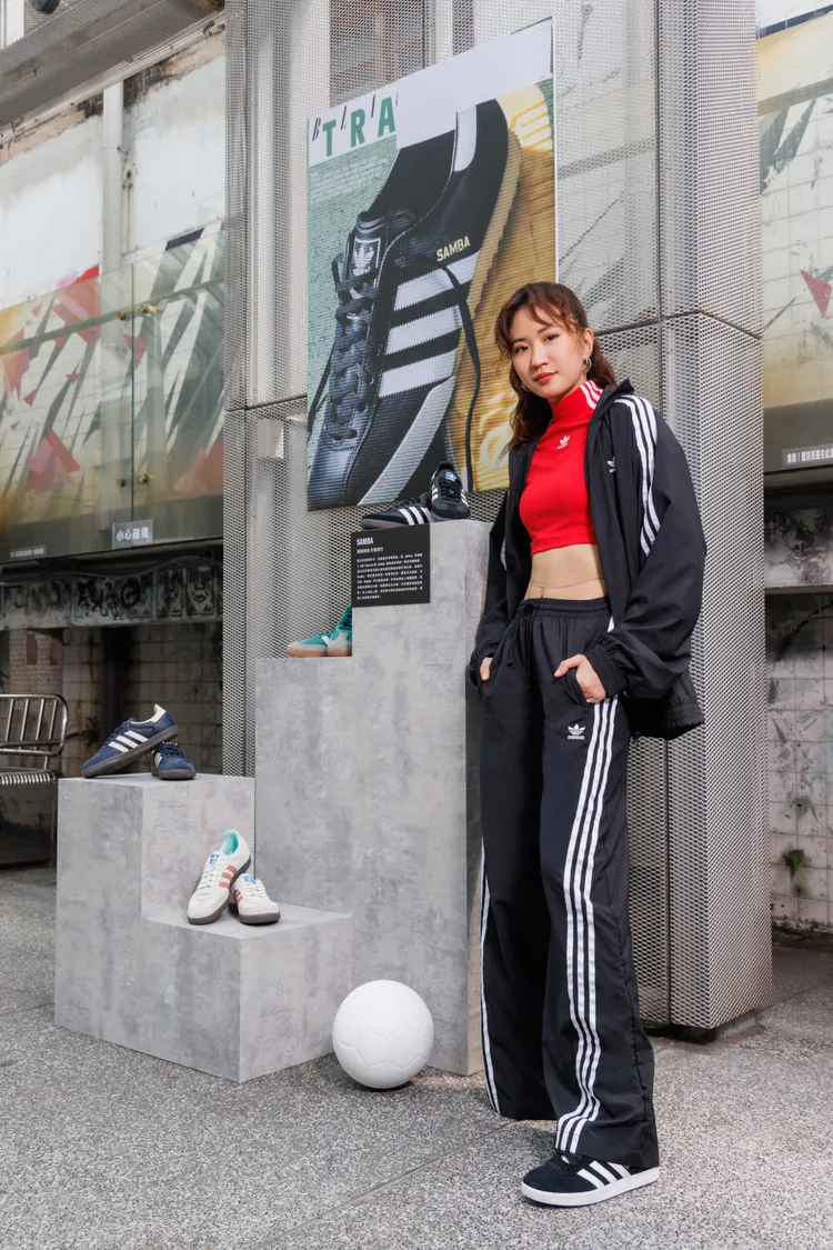 9m88今日身穿三葉草紅色短版logo上衣。品牌提供