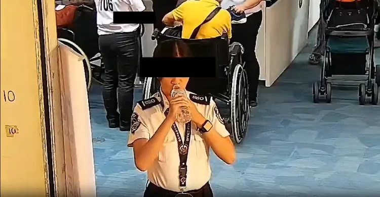 莫拉多斯喝水幫助吞嚥。翻攝推特