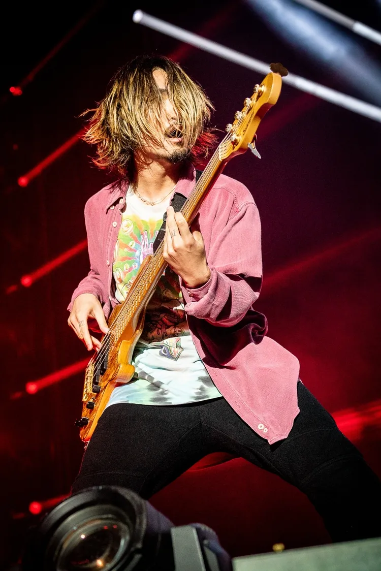 貝斯手Ryota太嗨，放話「不想回家」。Rui Hashimoto、雅慕斯娛樂、必應創造 B'in Live提供