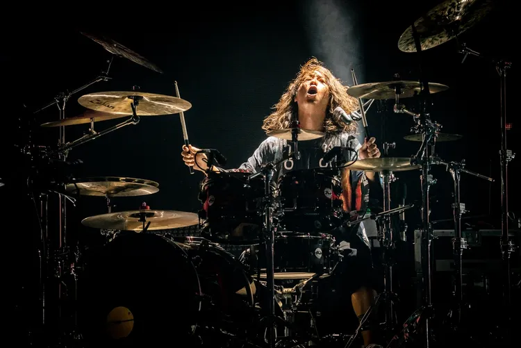 鼓手Tomoya用中文說「我愛鹹酥雞」。Rui Hashimoto、雅慕斯娛樂、必應創造 B'in Live提供