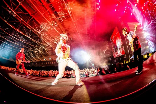 ONE OK ROCK南港嗨爆3萬人!撂中文「不想回家」 Taka放送原味衣衝下台