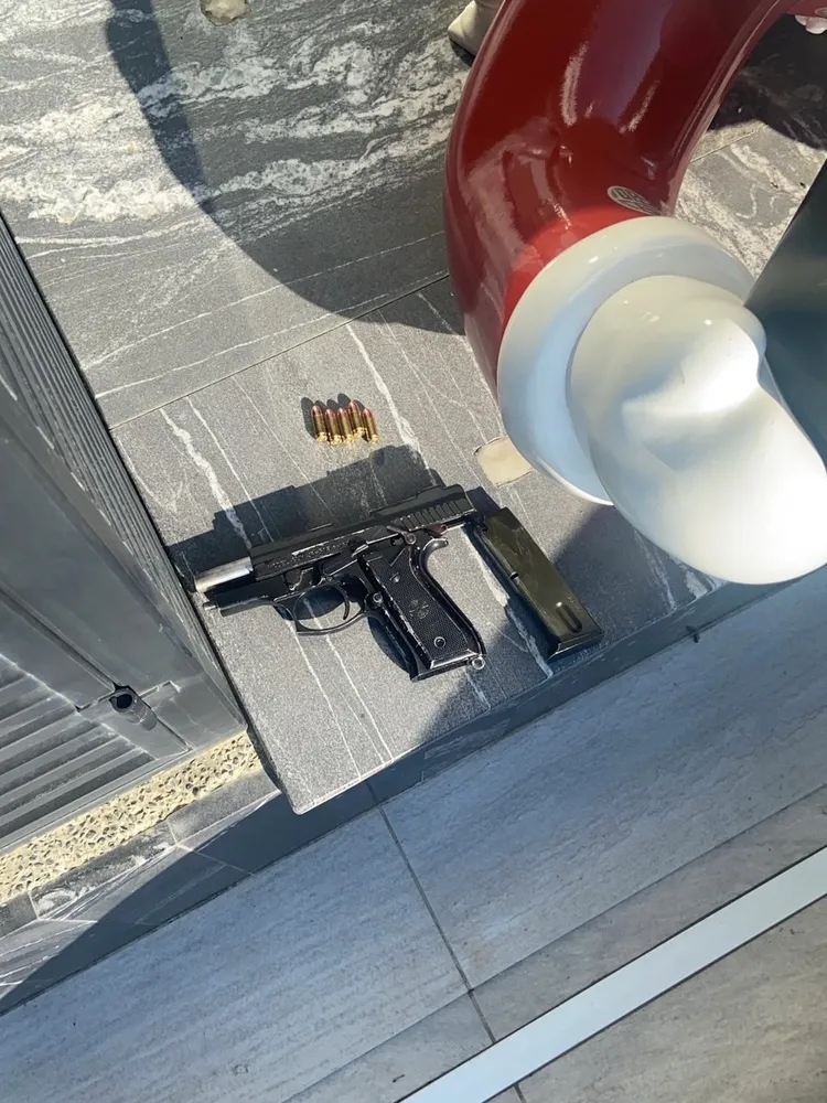 警方在其座車起出改造手槍。讀者提供