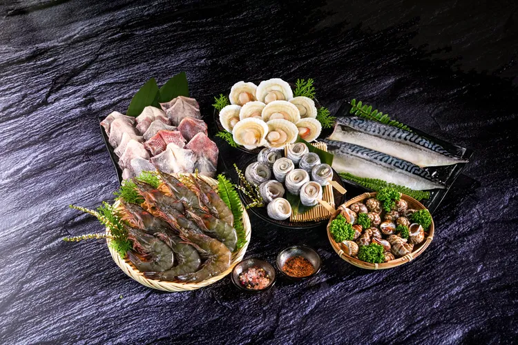 愛買中秋超值豪華海鮮組原價1490元特價999元。業者提供