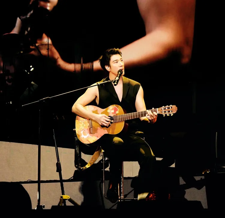 王力宏大方露出訓練有素的超狂手臂線條。翻攝寬魚國際FB