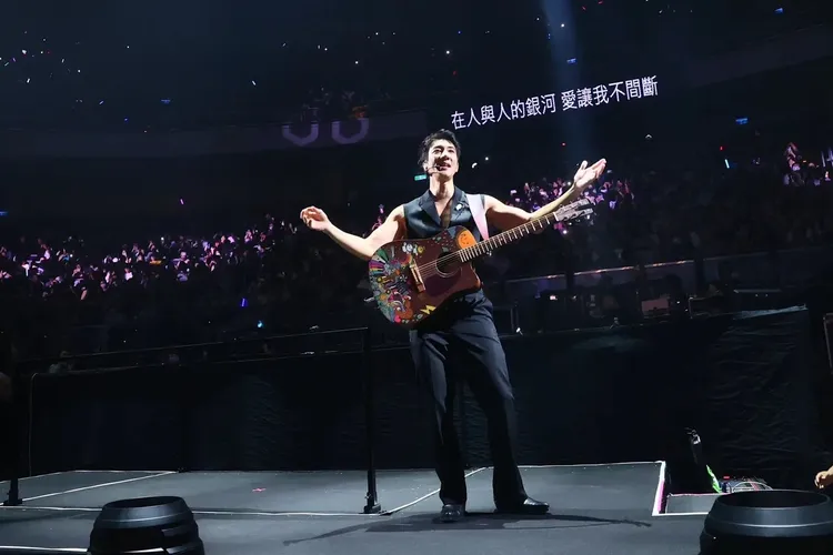 王力宏走下舞台繞場、與觀眾互動。彭欣偉攝