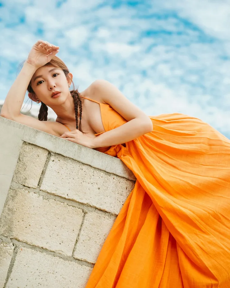 美人側臥最性感。翻攝郭書瑤臉書