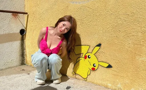 郭書瑤歪腰倒奶與皮卡丘比萌 E級雪乳廣吸上萬讚