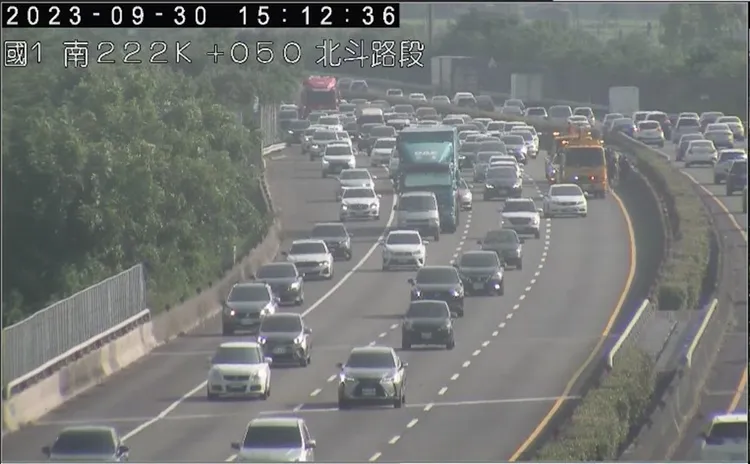 國1北向222.5公里處，今日15時12分發生2輛小客車追撞事故。高公局提供