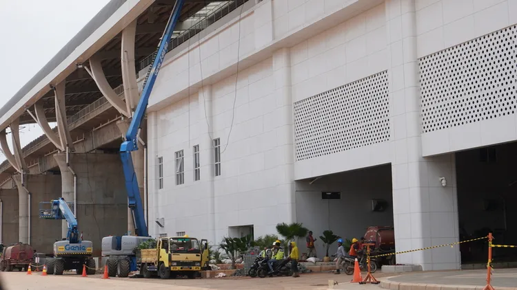 印尼雅萬高鐵位於雅加達的總站哈林站（Halim）8月底仍有多名工人在施工，可見工程車進行吊掛作業。中央社