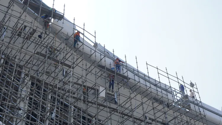 印尼雅萬高鐵位於萬隆的帕達拉朗站（Padalarang）8月中仍有多名工人站在鷹架上施工。中央社