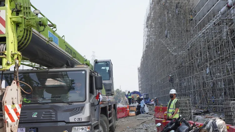 印尼雅萬高鐵位於萬隆的帕達拉朗站（Padalarang）8月中仍在施工，車站前可見大型工程車進行吊掛作業。中央社