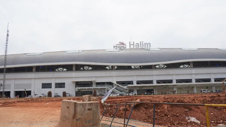 雅萬高鐵位於雅加達的哈林站（Halim）8月底接近完工，但車站外仍有施工圍籬，有些路段仍未鋪上柏油。中央社