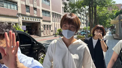 大牙首度出庭！爆險遭陳建州硬上挨告　被問「會對黑人提告嗎」這樣說