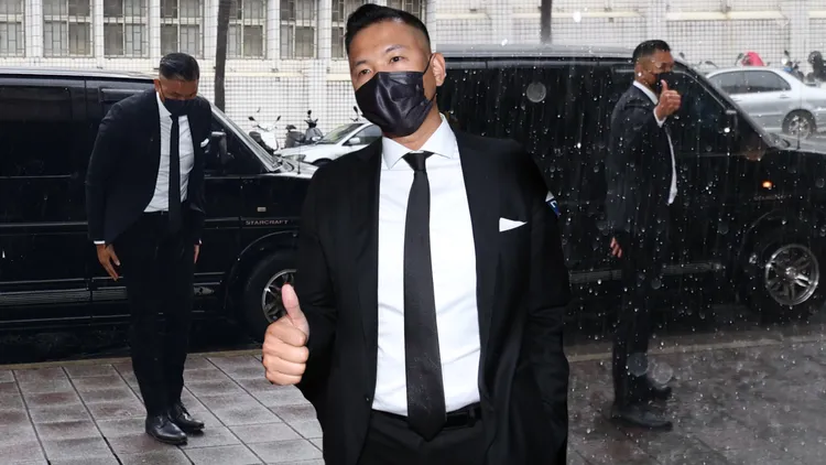 黑人上月在暴雨中出庭。資料照片