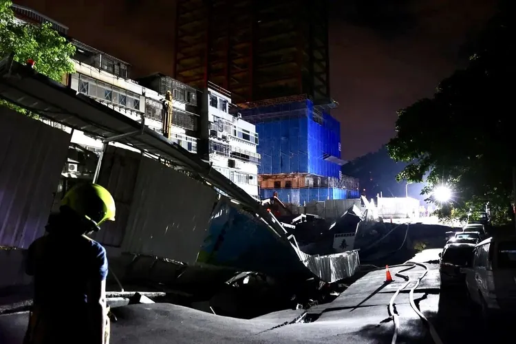 大直民宅塌陷，工地與旁邊路面大面積下陷，道路嚴重扭曲變形。彭欣偉攝