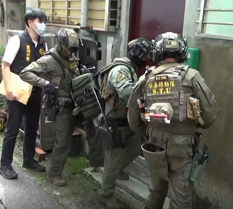 台灣警方在中和攻堅逮到臧男等人。翻攝畫面