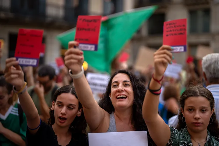 聲援艾爾莫索的西班牙婦女上街示威，要求盧比亞雷斯下台。美聯社