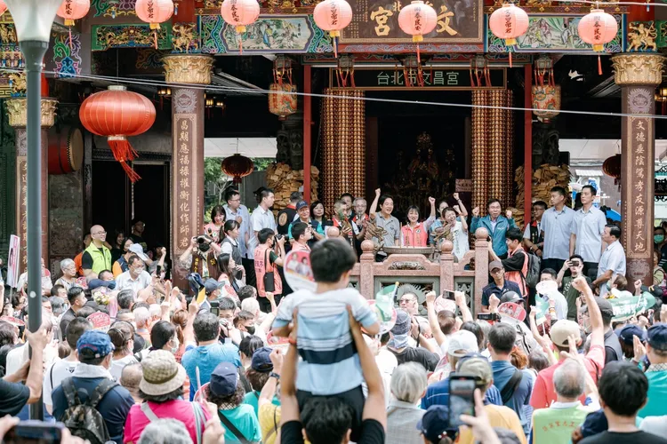 賴清德前往台北市位在雙連市場內文昌宮參拜，民眾將市場擠得水泄不通。賴清德競辦提供