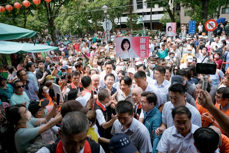 賴清德要進入文昌宮前被大批民眾簇擁。賴清德競辦提供