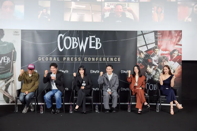 《誆世巨作：蜘蛛窩新宇宙》導演金知雲（左二起）、宋康昊、林秀晶、吳正世、全余贇、鄭秀晶，昨接受全球12國媒體訪問。車庫娛樂提供