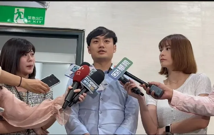 北市府發言人殷瑋下午受訪批陳吉仲。北市府提供