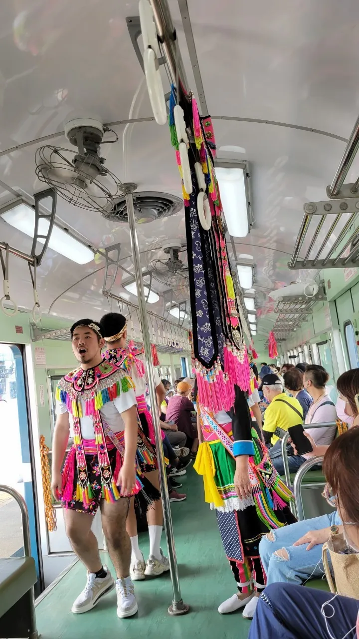 藍皮車廂可欣賞藝文表演。屏縣府提供