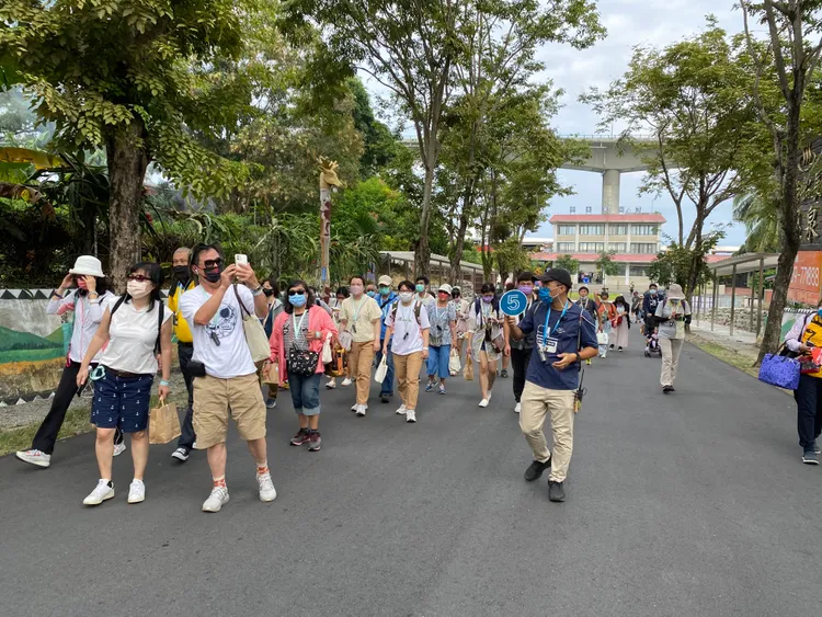 藍皮列車帶領旅客探訪沿途的秘境小站。屏縣府提供