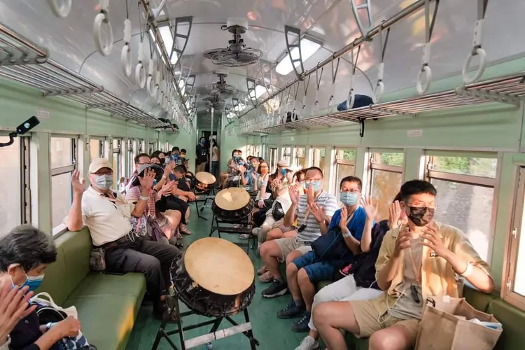 藍皮車廂可欣賞藝文表演。屏縣府提供