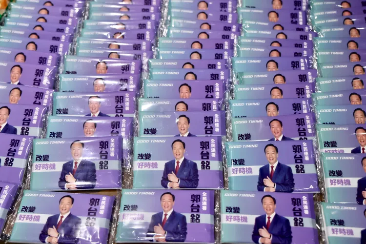 郭台銘目前的文宣品目前尚未有副手賴佩霞肖像。林林攝