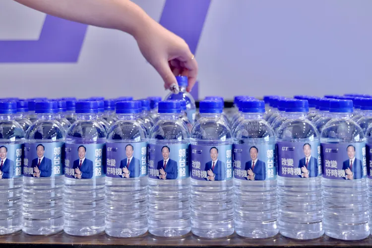 郭辦表示，因連署作業倉促，之後文宣品也會做新的，到時就會出現與賴佩霞合體的文宣品。林林攝