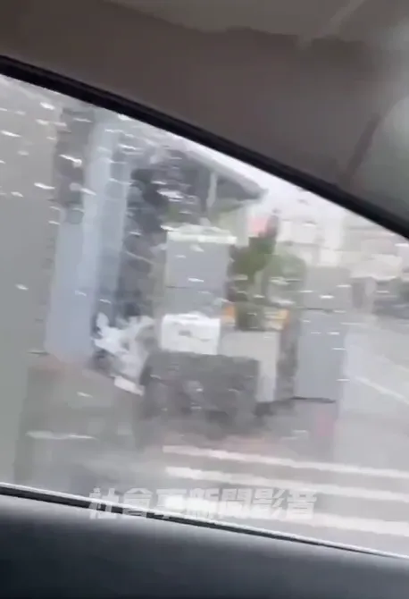 路邊有多個電器堆放在屋外。翻攝自社會事新聞影音
