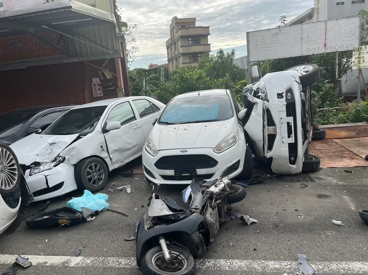 4小客車遭波及。八德警方提供