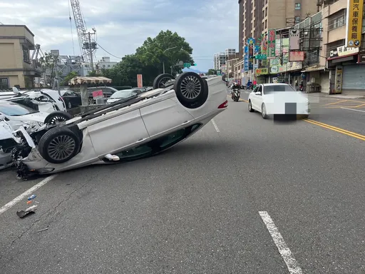 疑老翁開車闖紅燈釀禍　擦撞機車後翻覆還波及路邊4小客車