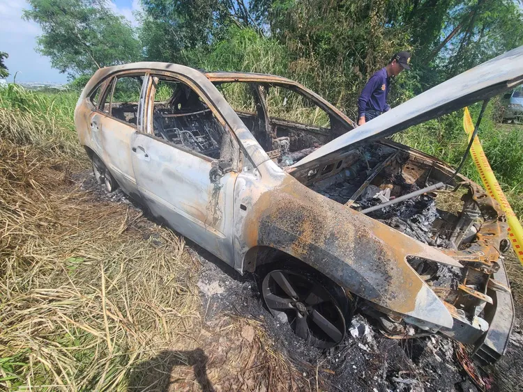 警方偵辦發現做案車輛已遭燒毀。讀者提供