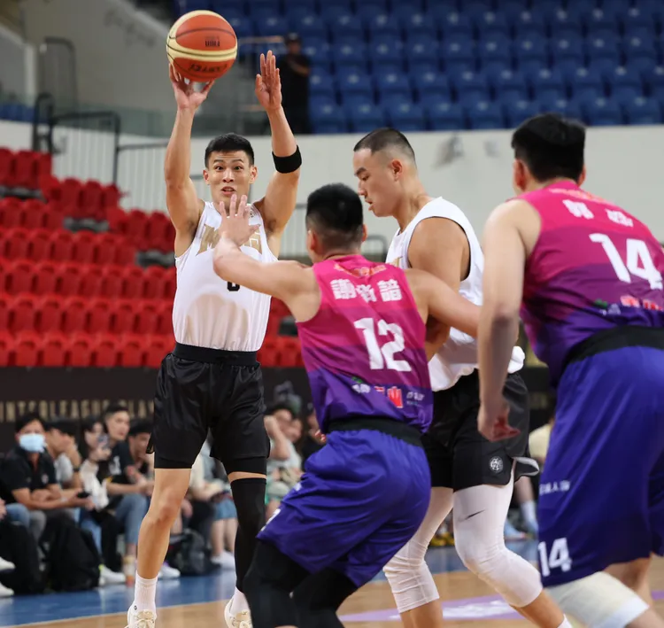 林秉聖(左)跳投。中華籃協
