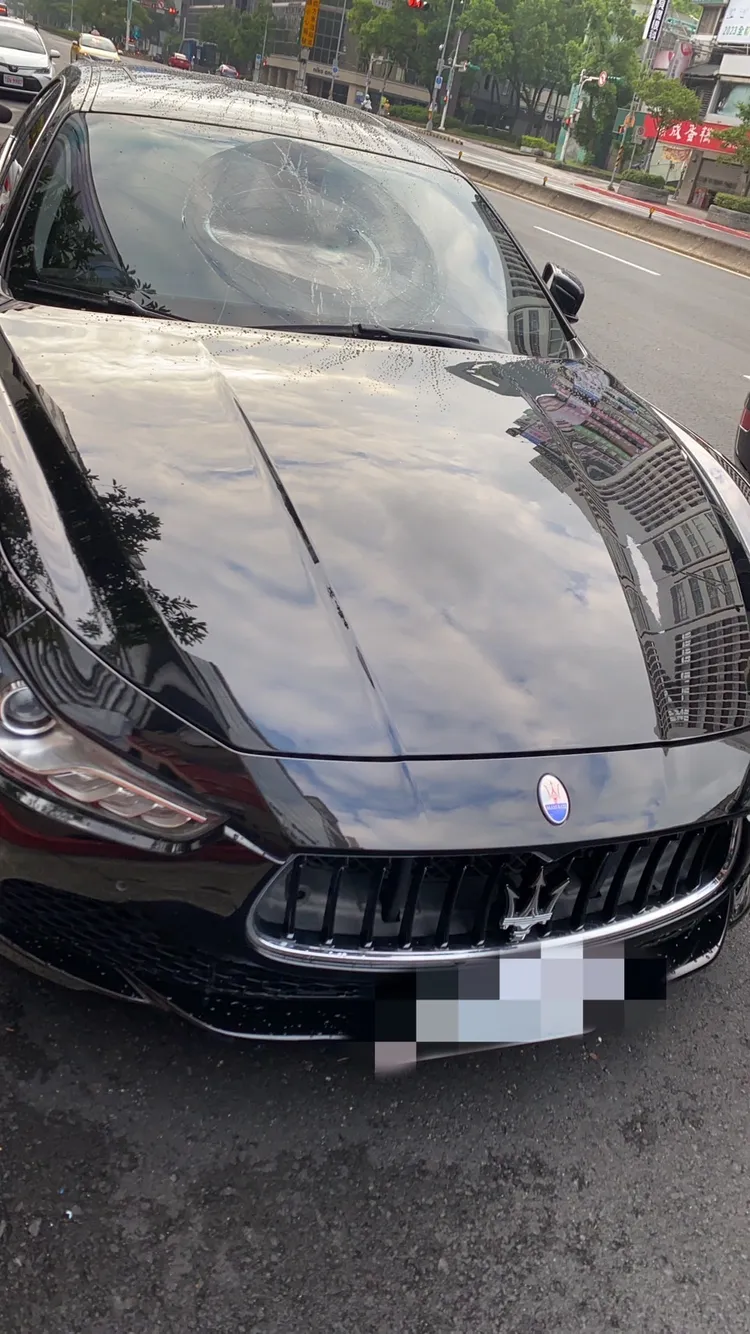 瑪莎拉蒂無辜遭砸。翻攝畫面